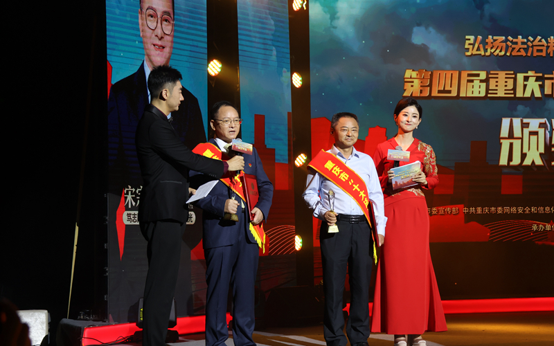 图4-宋宗宇教授发表获奖感言(左二).jpg