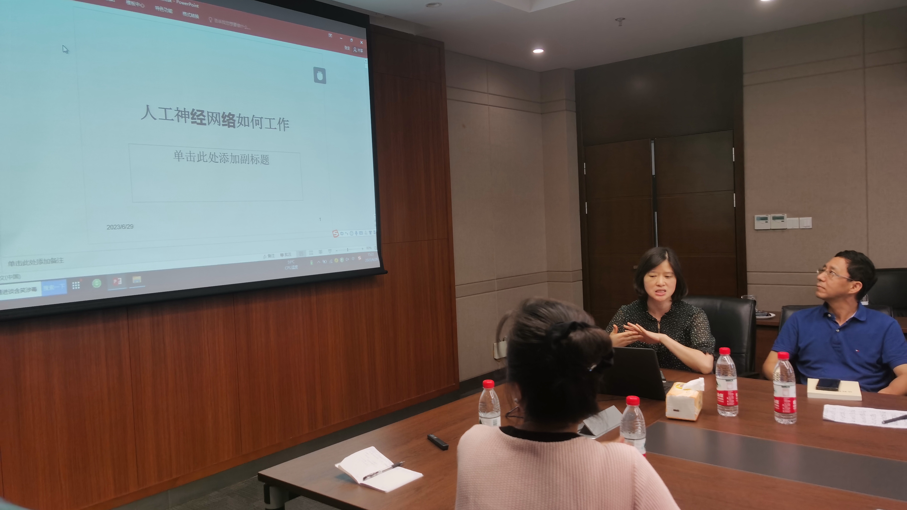 郑主任 党课_副本.jpg