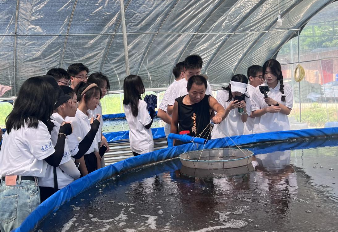 公共管理学院“行忠县 助振兴”实践团.png