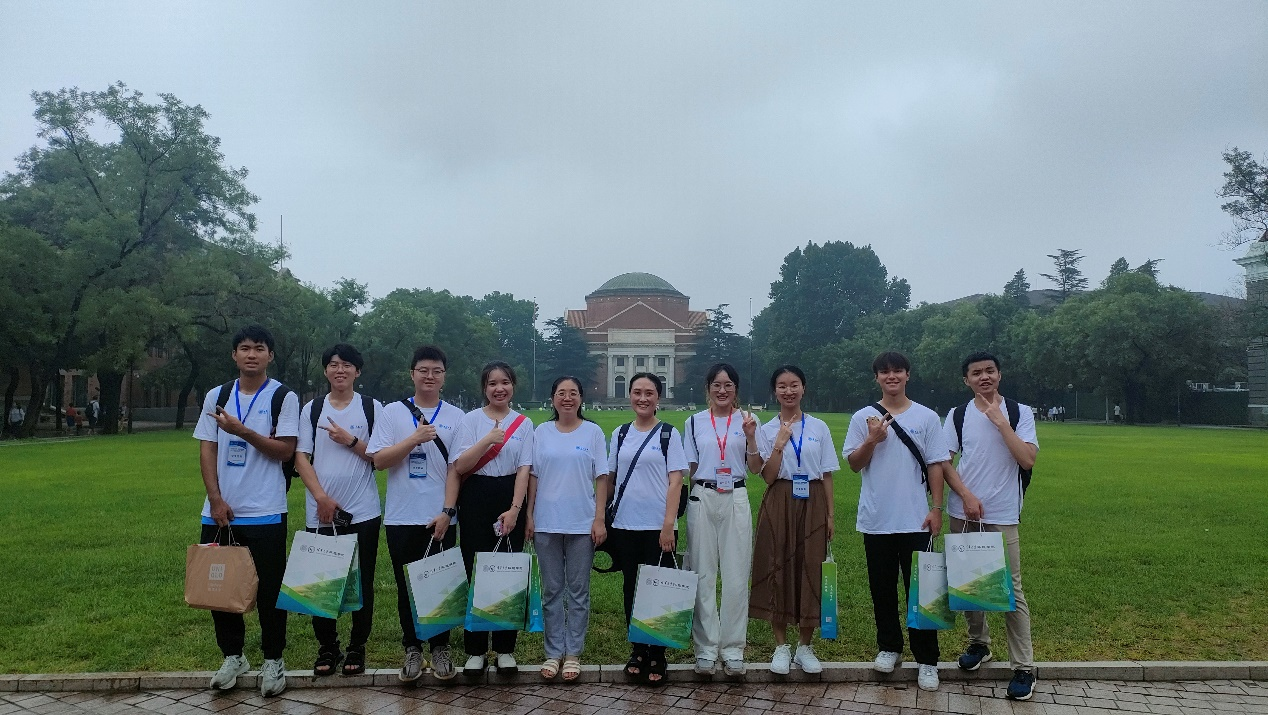 图2 实践团成员聆听学姐们对校园景观的讲解.png