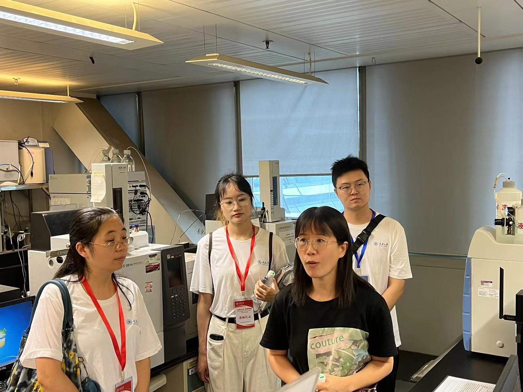 图4 实践团成员参观现代环境生物技术研究平台并与陈萤老师交流.png