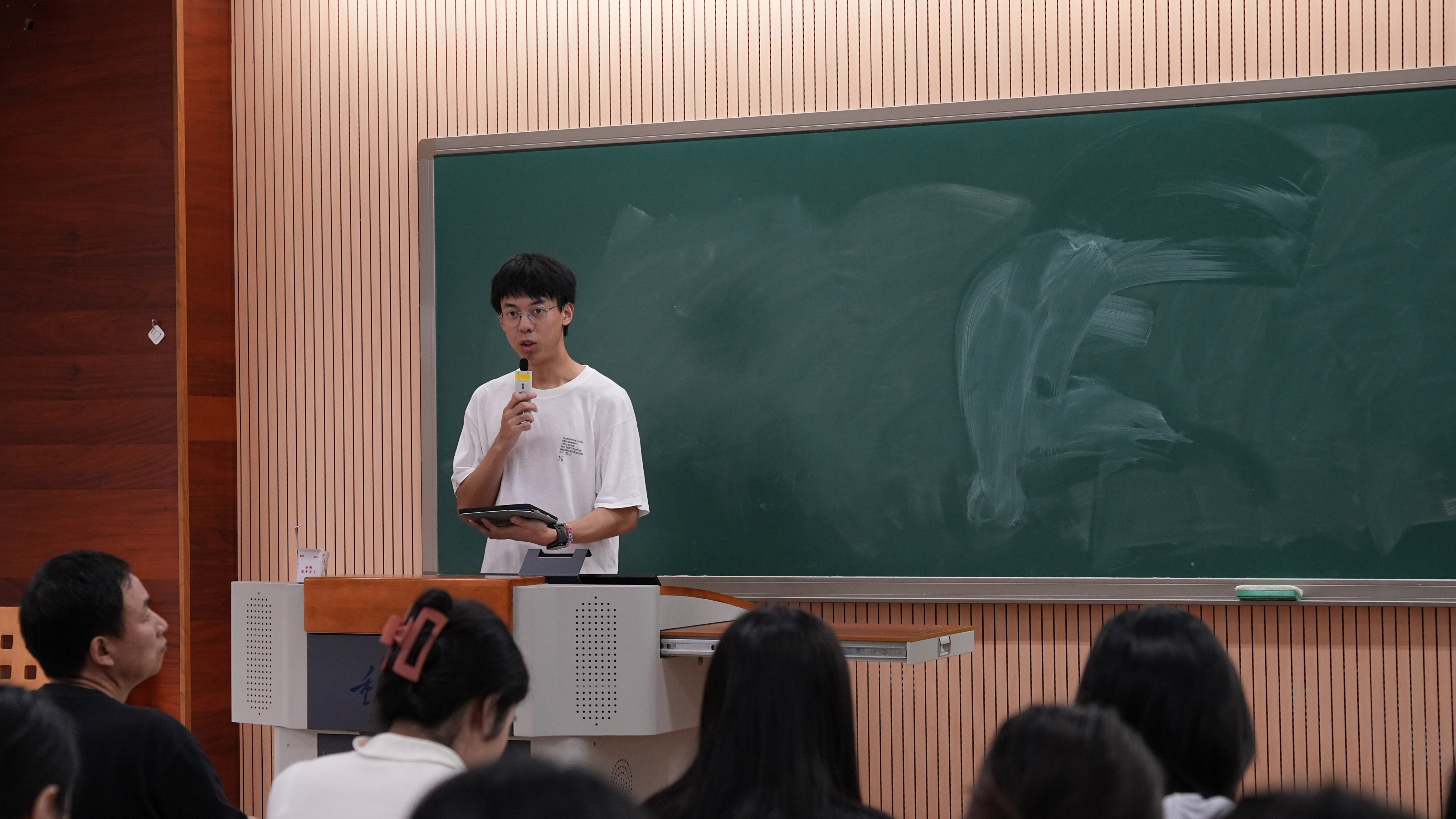 02主持人发言特写.jpg