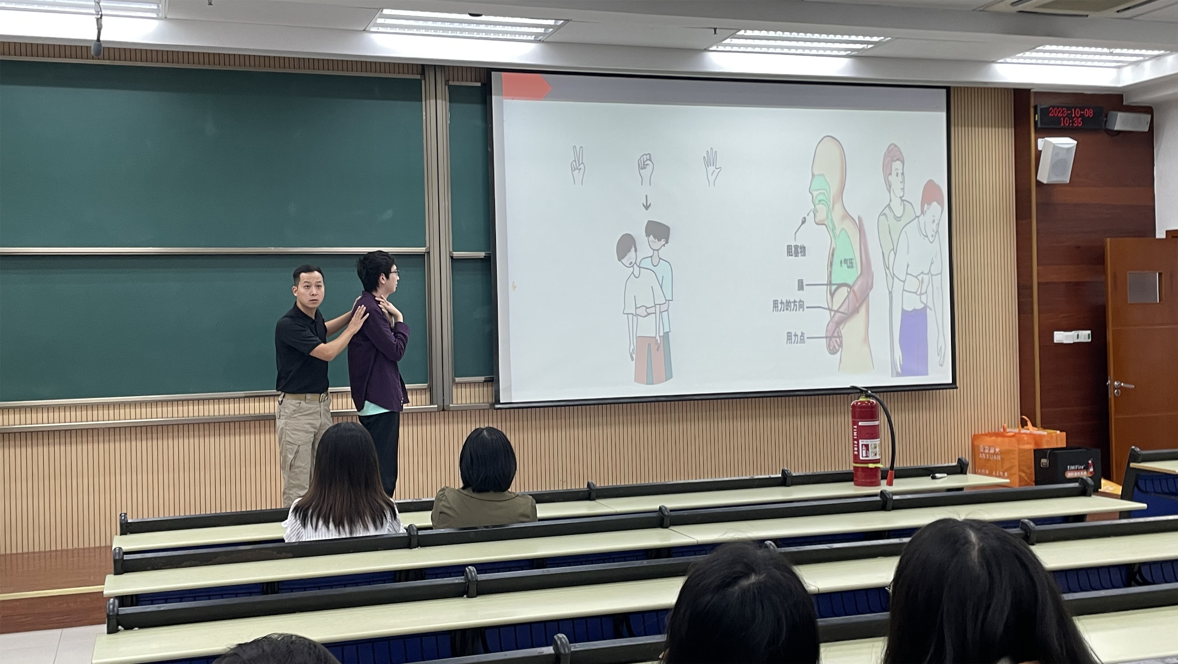 海姆利克急救法演示.jpg