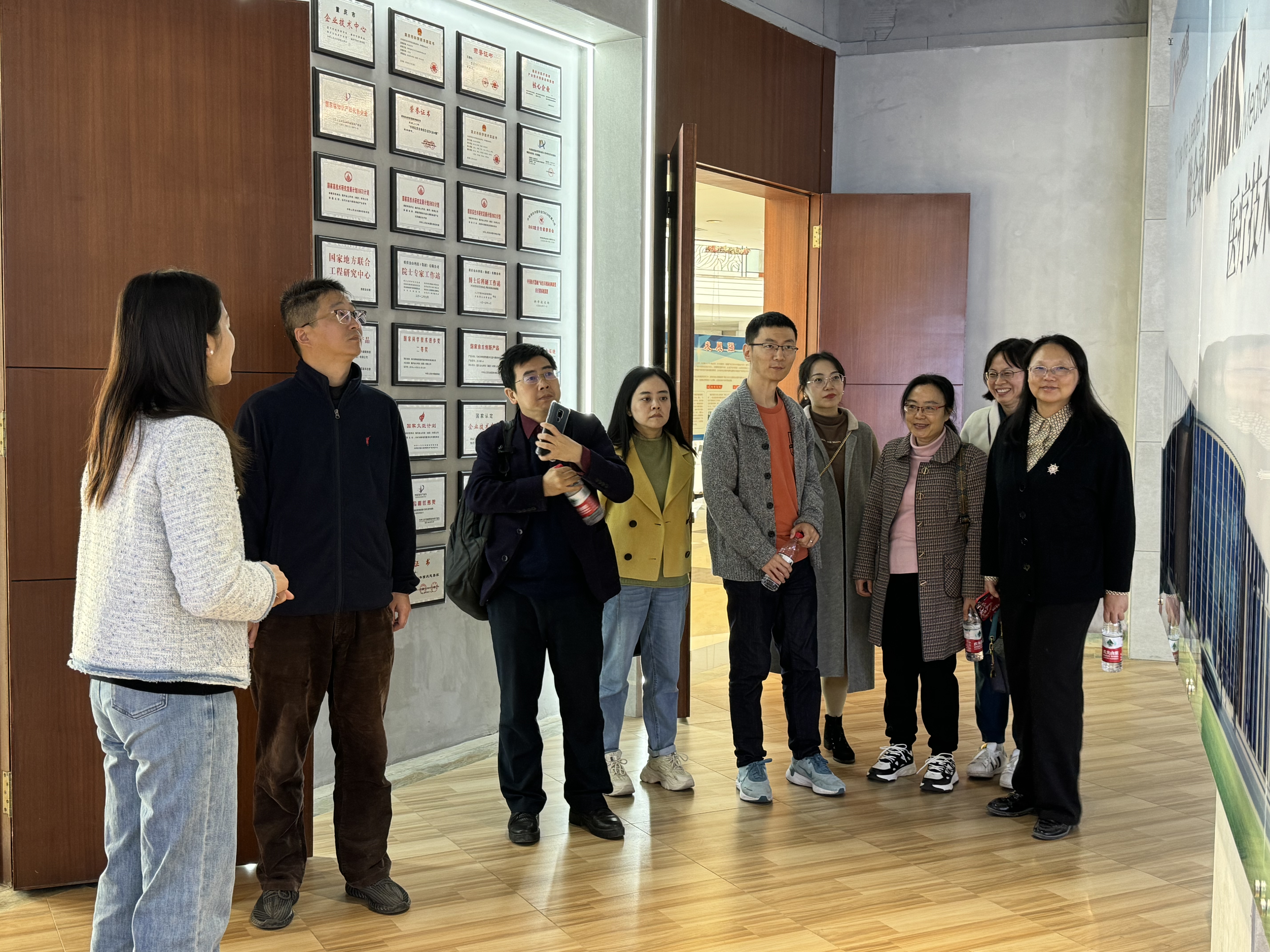 1701161808566040.jpg 参观1.jpg