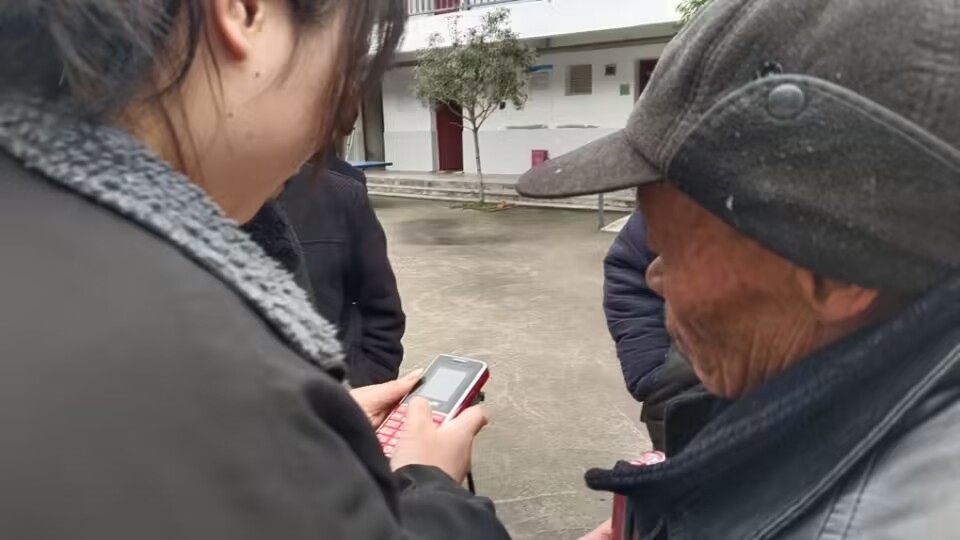 讲手机.jpg