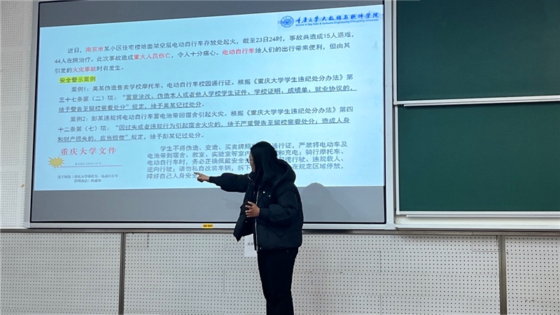 大数据与软件学院本科2022级召开新学期年级大会1.JPG