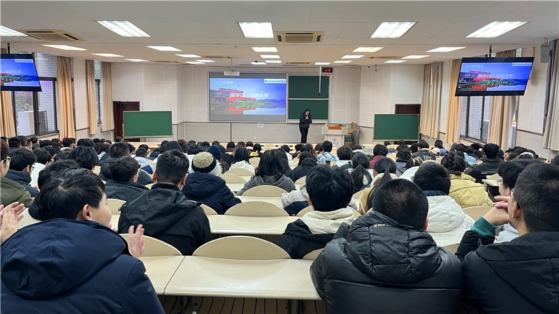 大数据与软件学院本科2022级召开新学期年级大会2.JPG