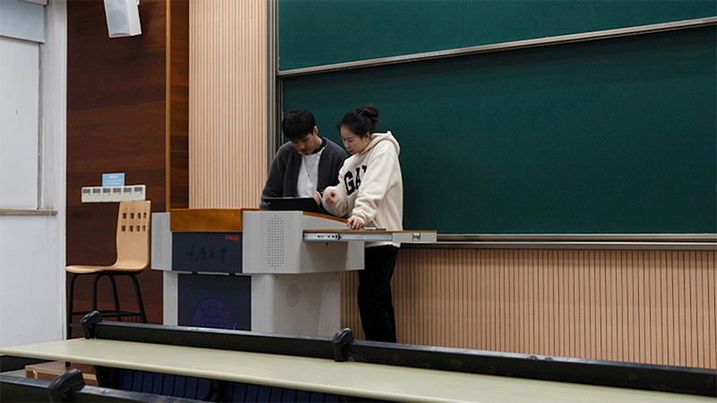 【插入图片3】唐薇老师带领同学们进行剪辑实践.jpg