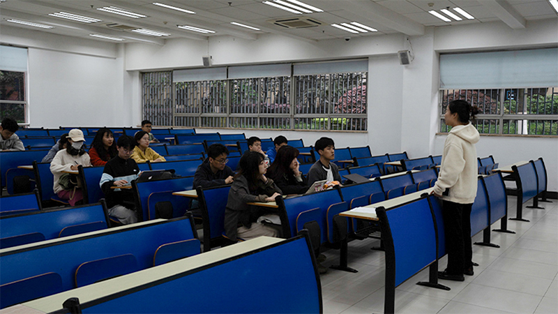 【插入图片4】老师与同学们进行交流.jpg