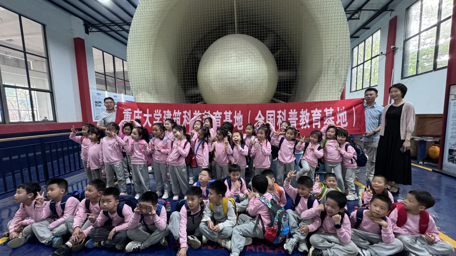 08闭幕合影.jpg