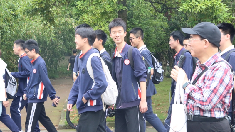 肖给学生讲解校园.jpg