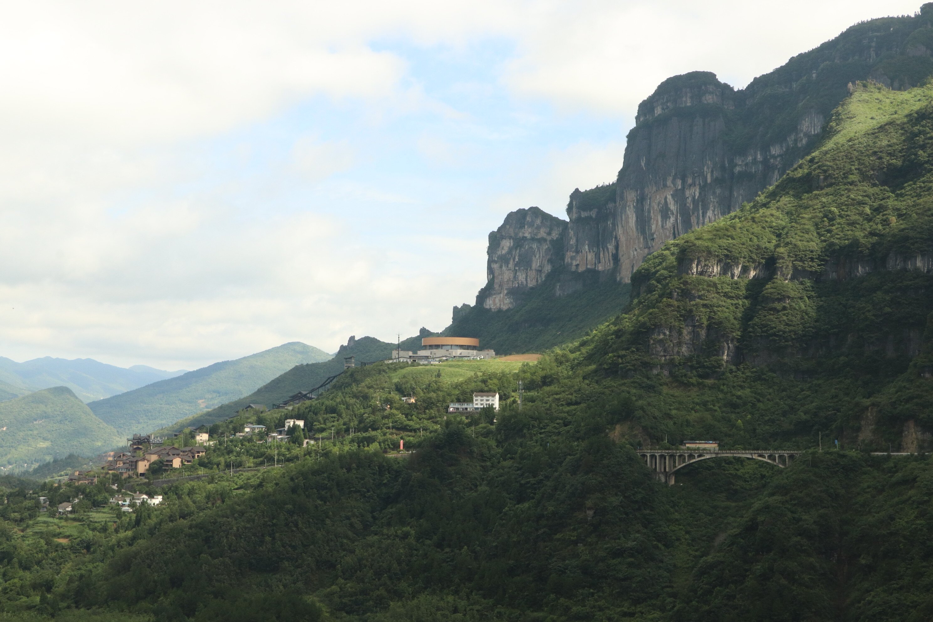 “静心晚钟”与绝壁下的静心寺.jpg