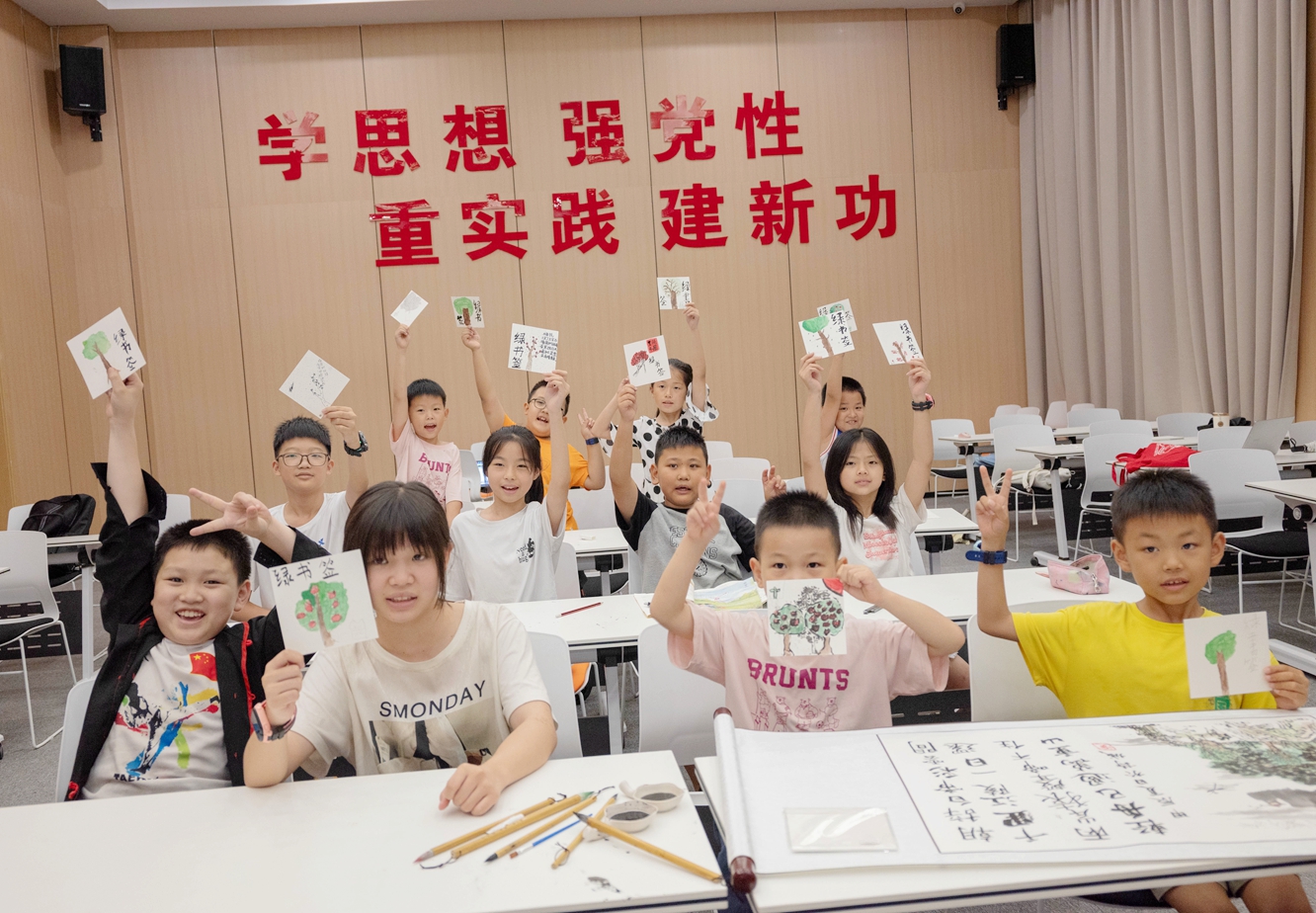 1721650571304359.jpg “电能学堂·智润诗城”实践团-书签制作课堂_副本.jpg