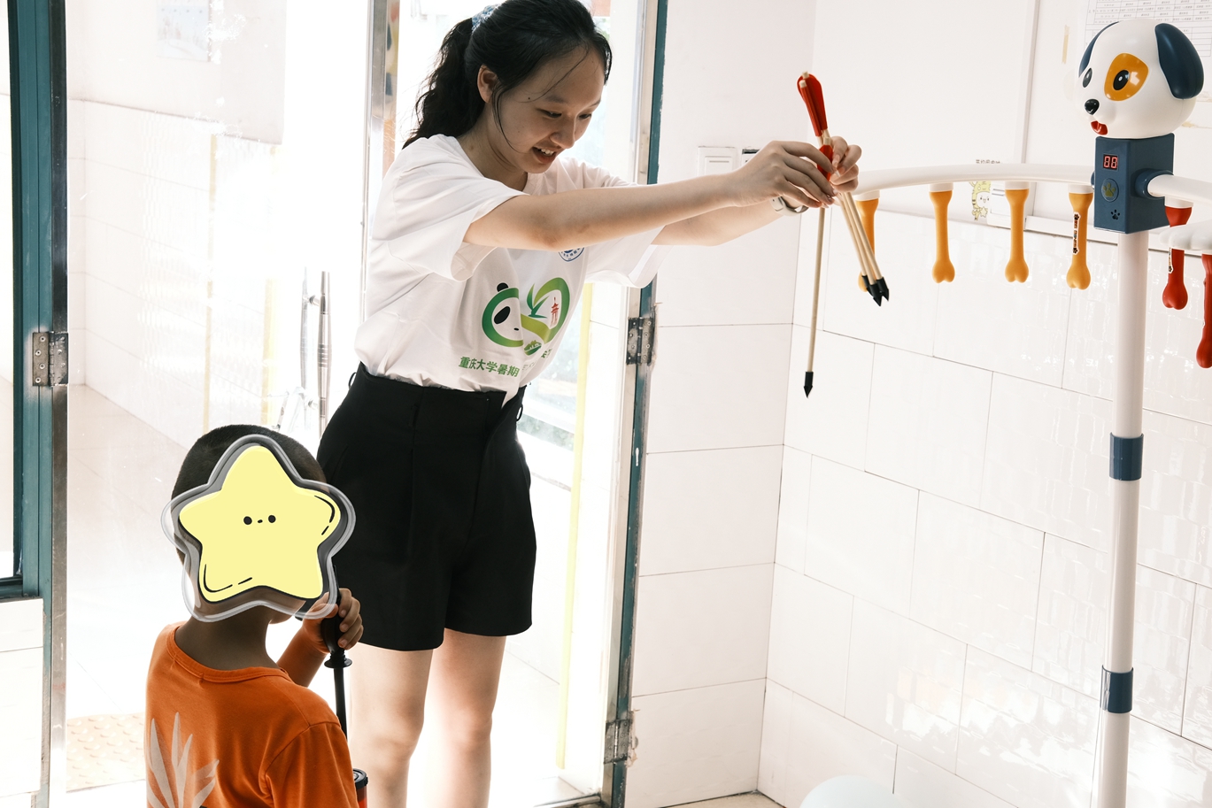 1721651076208811.jpg “萤火微光 烛照童心”实践团-投壶活动_副本.jpg