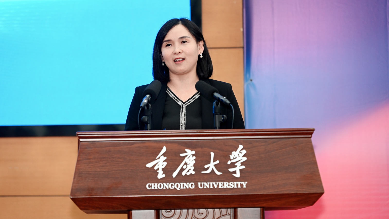 3:重庆市经济信息委招商统筹处处长钱利娟_副本.jpg