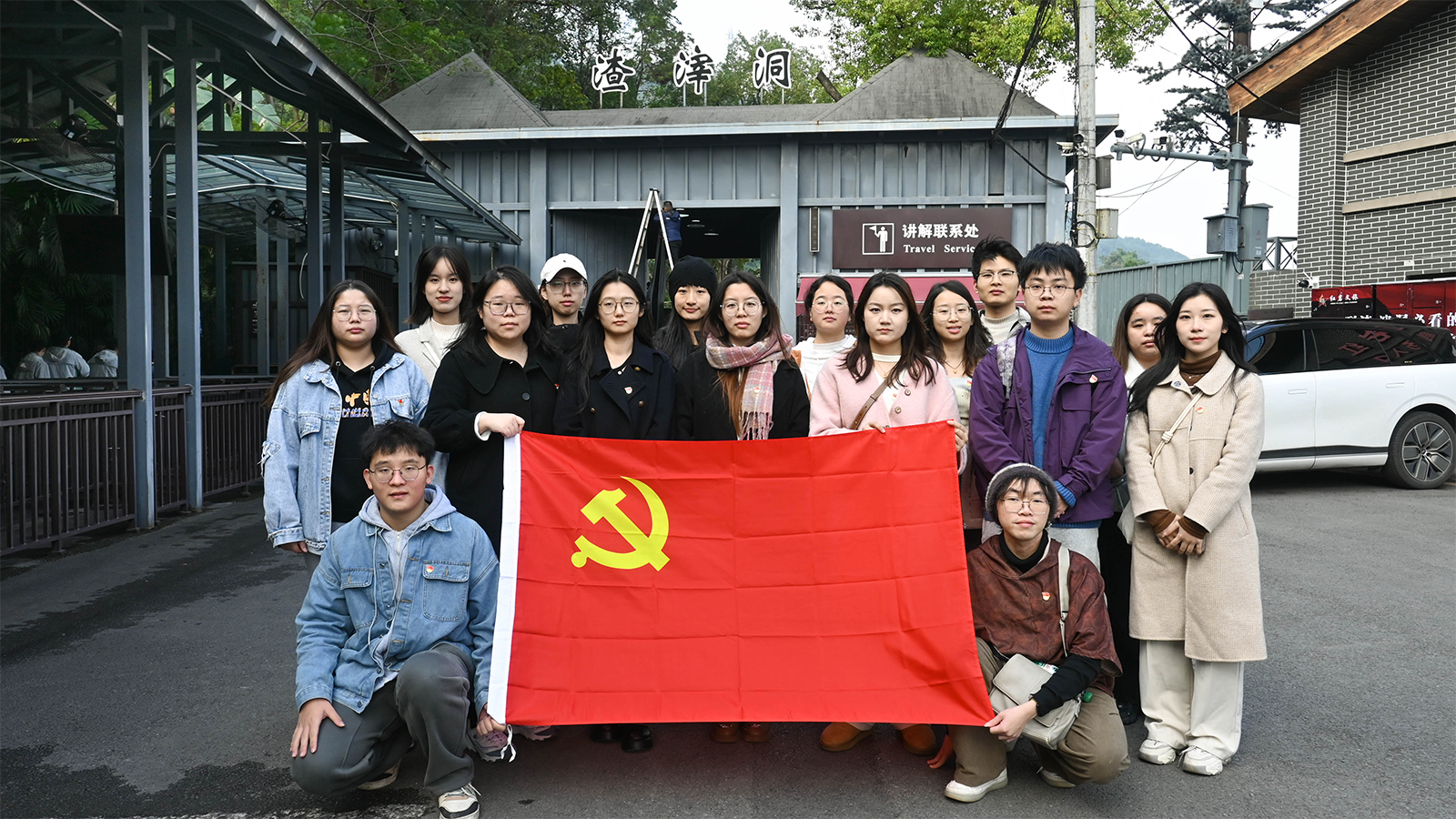07活动结束留影.png