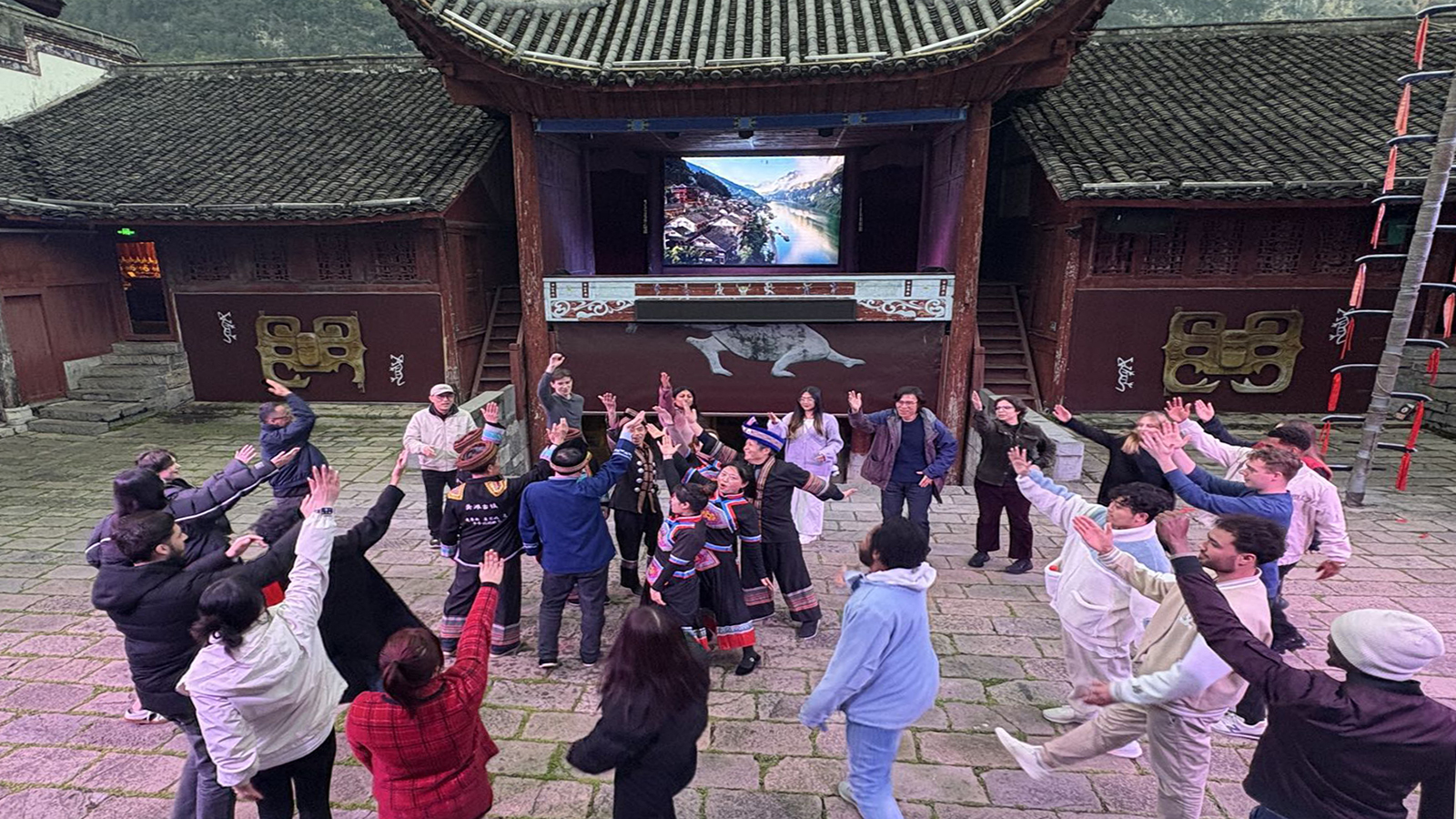 土家族摆手舞.jpg