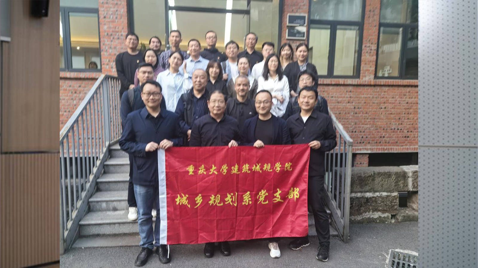 13.支部党员合影.png