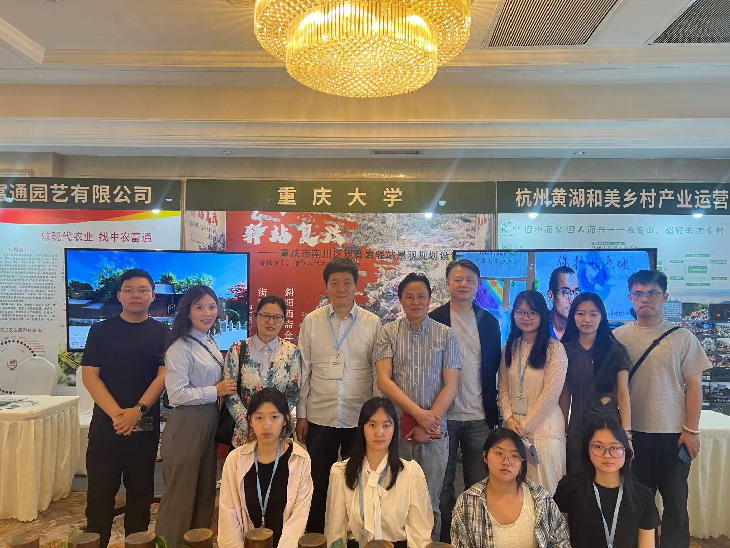 院长参观展览.jpg