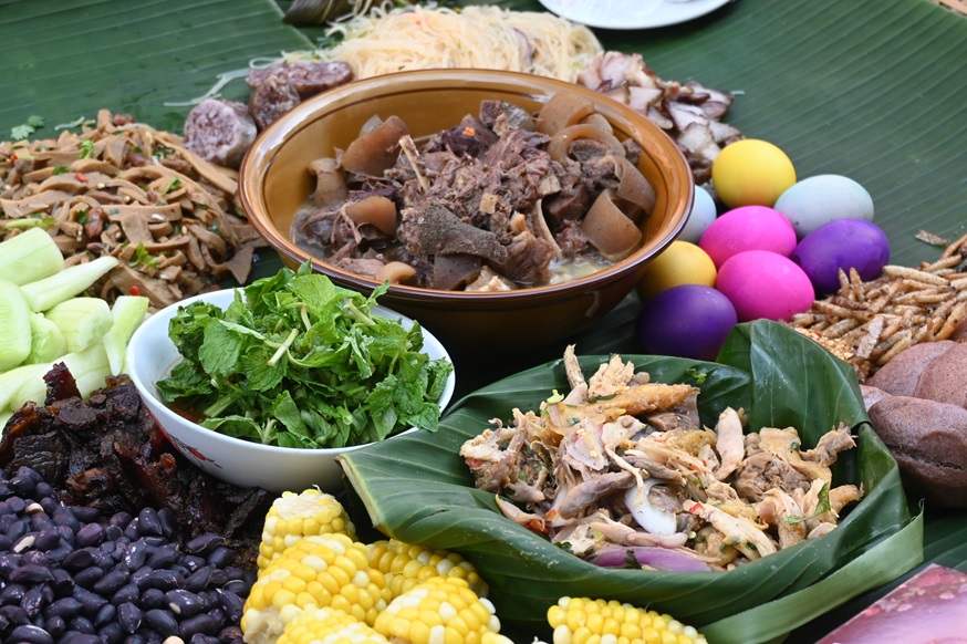 图为火把节长街宴的特色美食.jpg