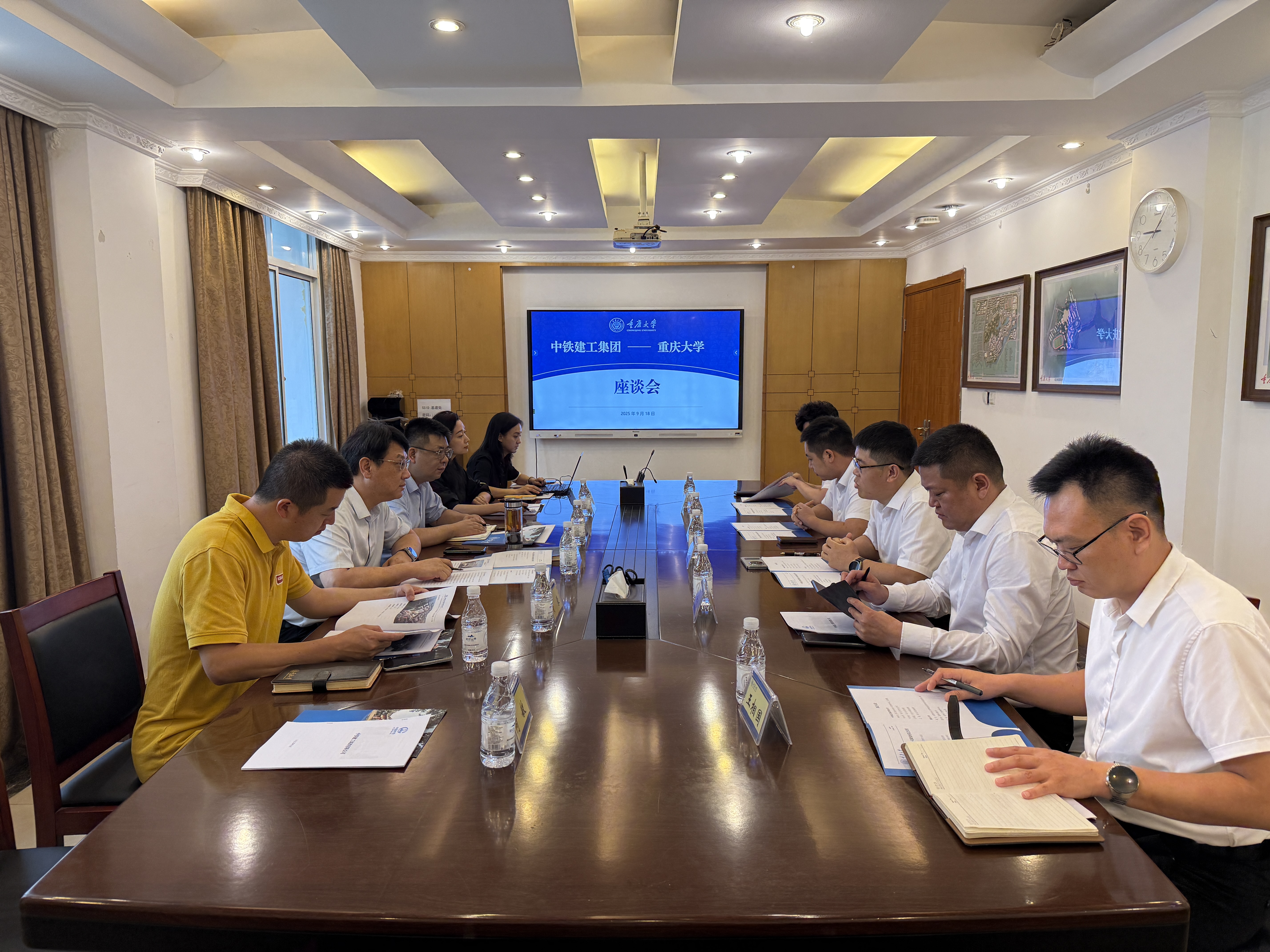 中铁建工集团有限公司一行来重庆大学基建规划处交流座谈.jpg