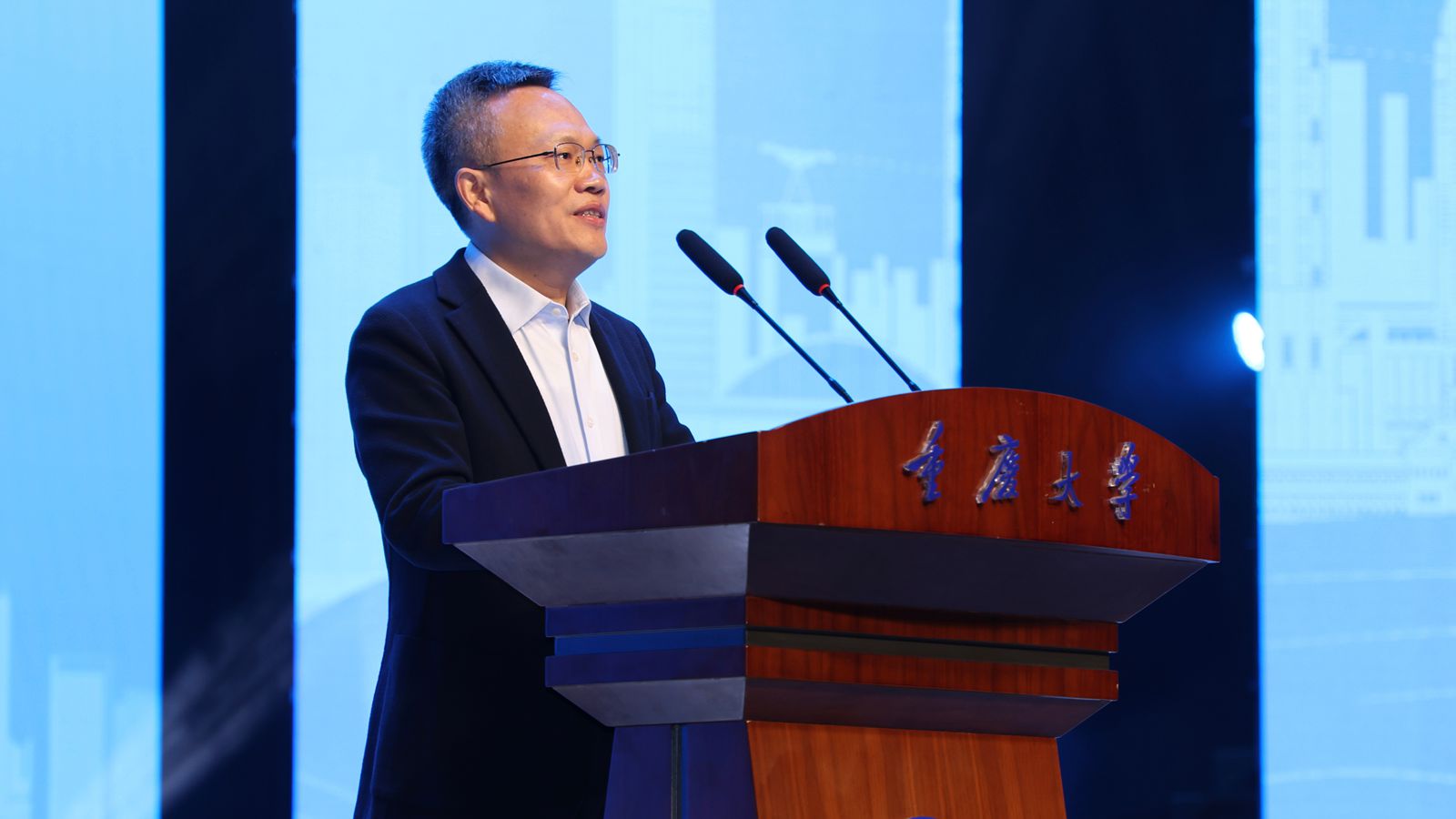 重庆大学党委副书记冯业栋_副本.jpg
