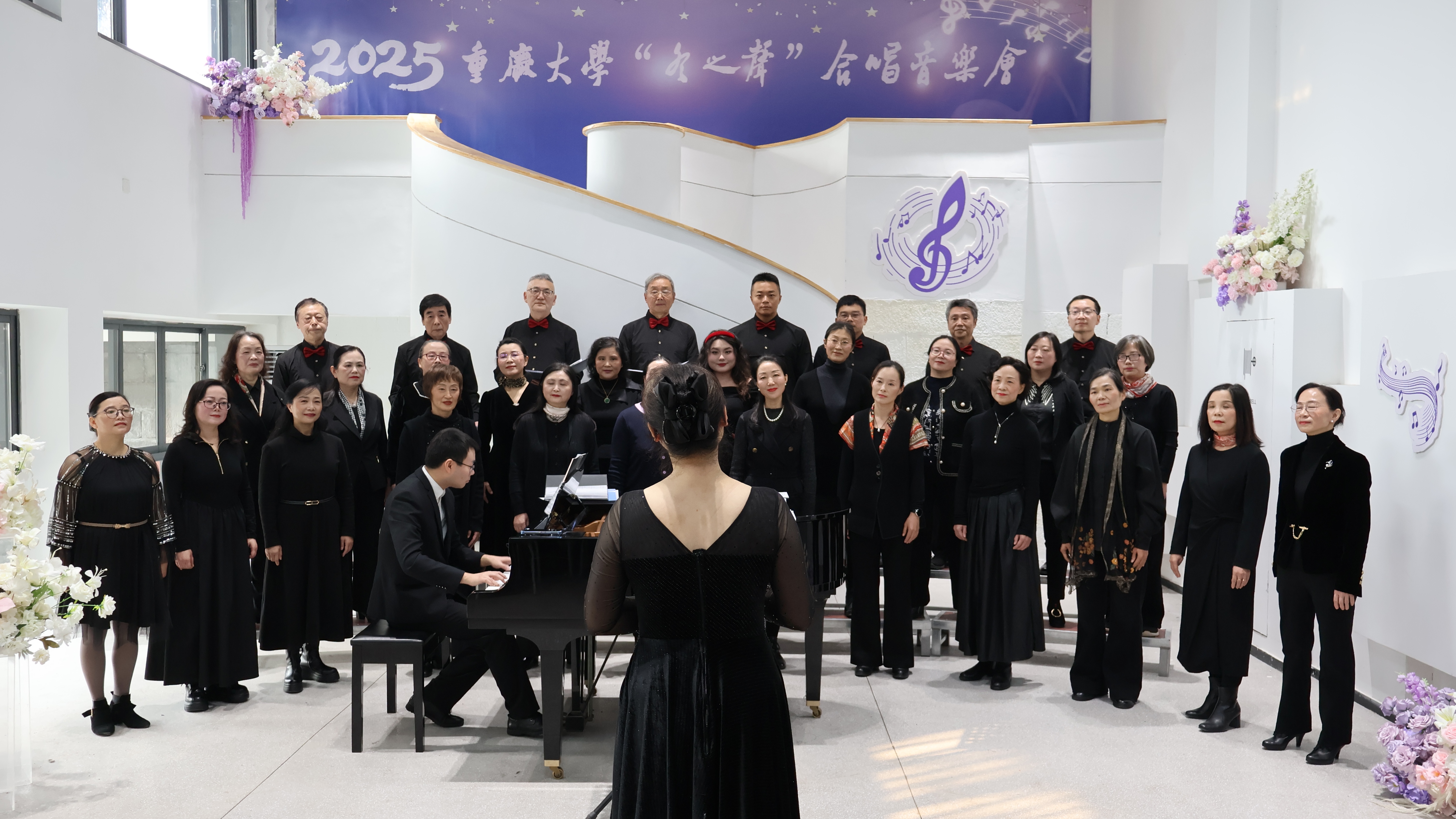 图1-校工会教工合唱团演唱歌曲《再回首》.jpg