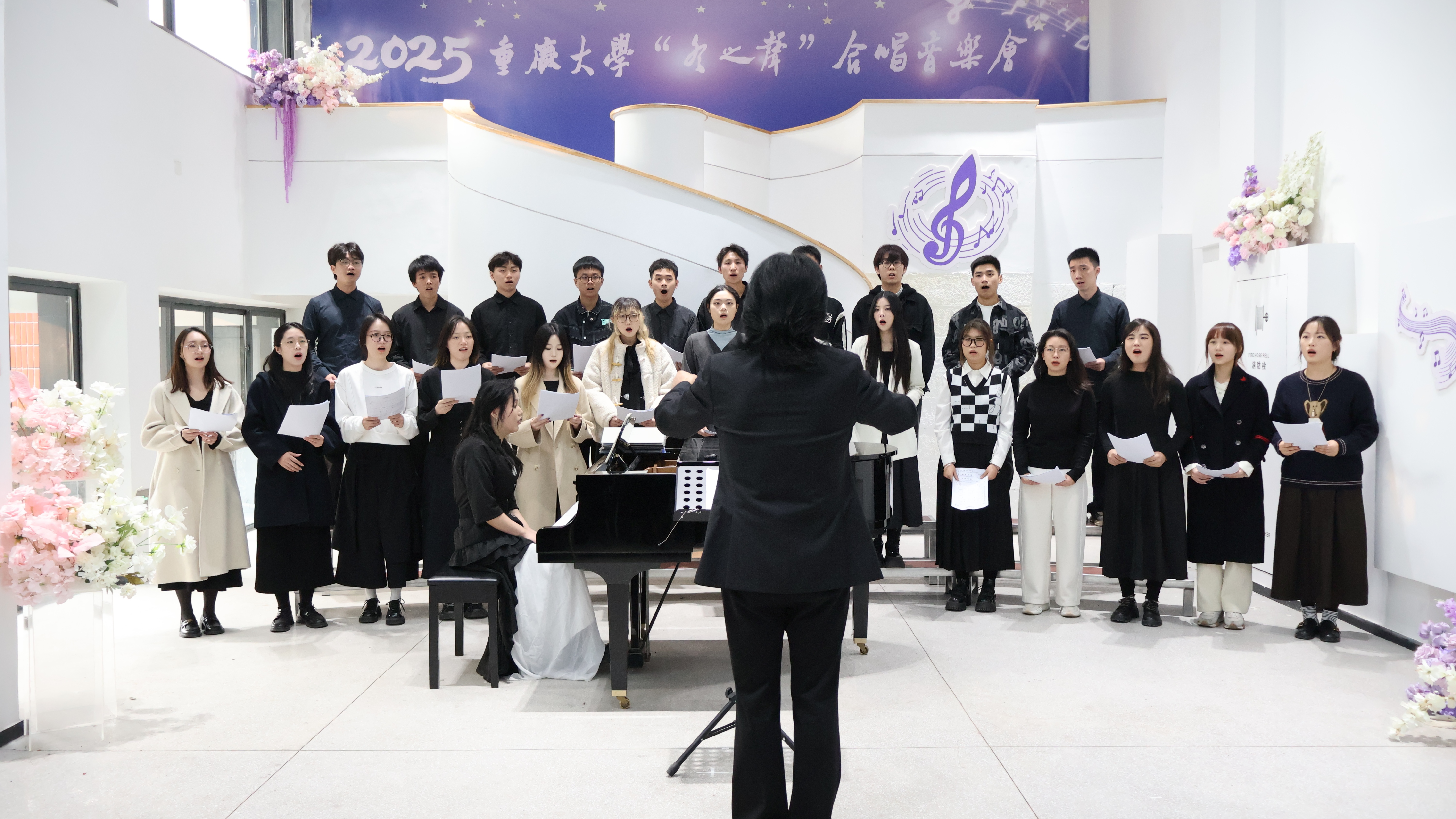 图2-建筑城规学院师生合唱团表演歌曲《勇气》.jpg