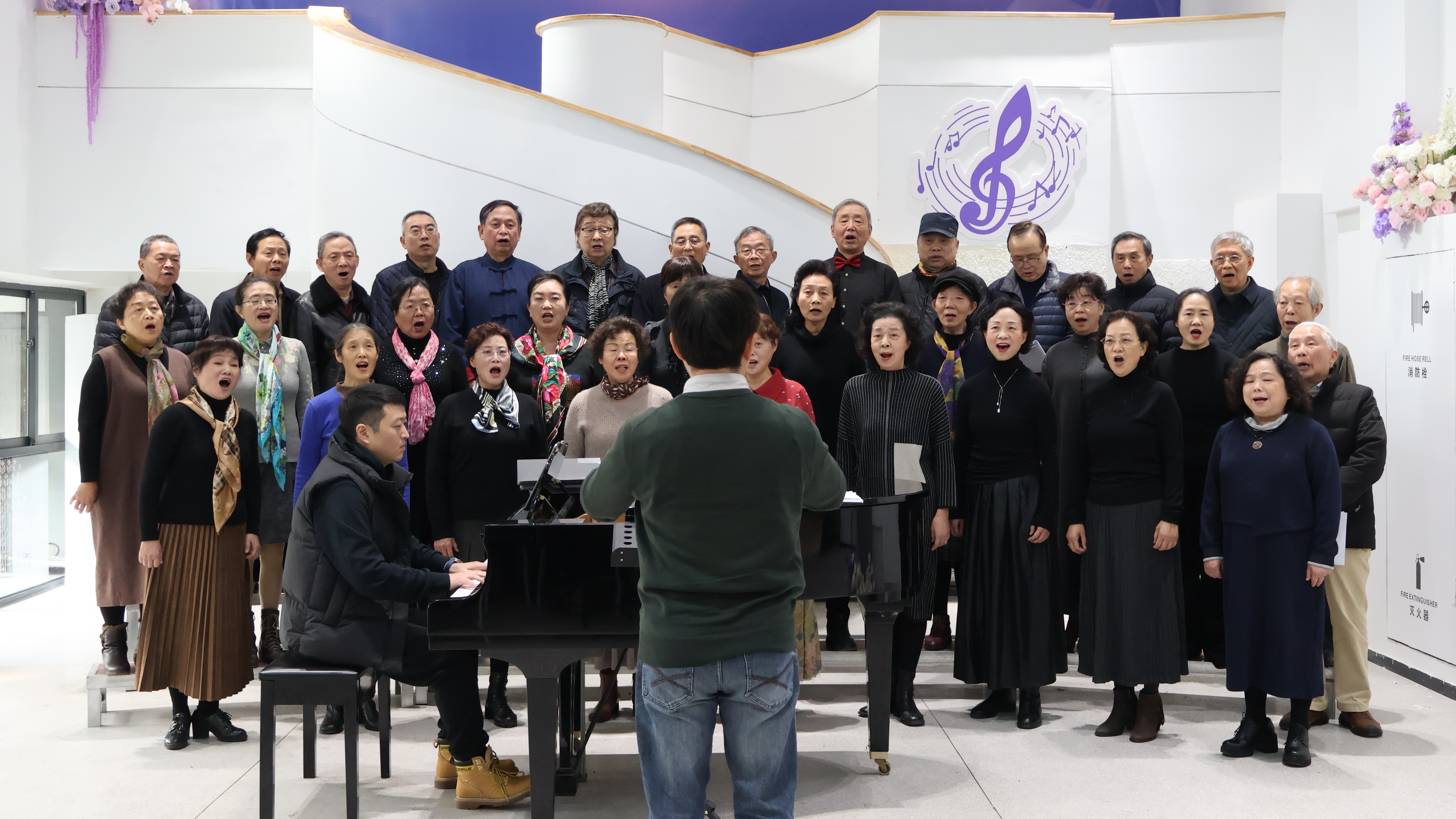 图3-校老教师合唱团表演歌曲《南泥湾》.jpg