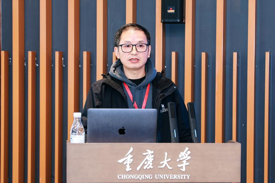 西南大学美术学院美术学系主任何东.png