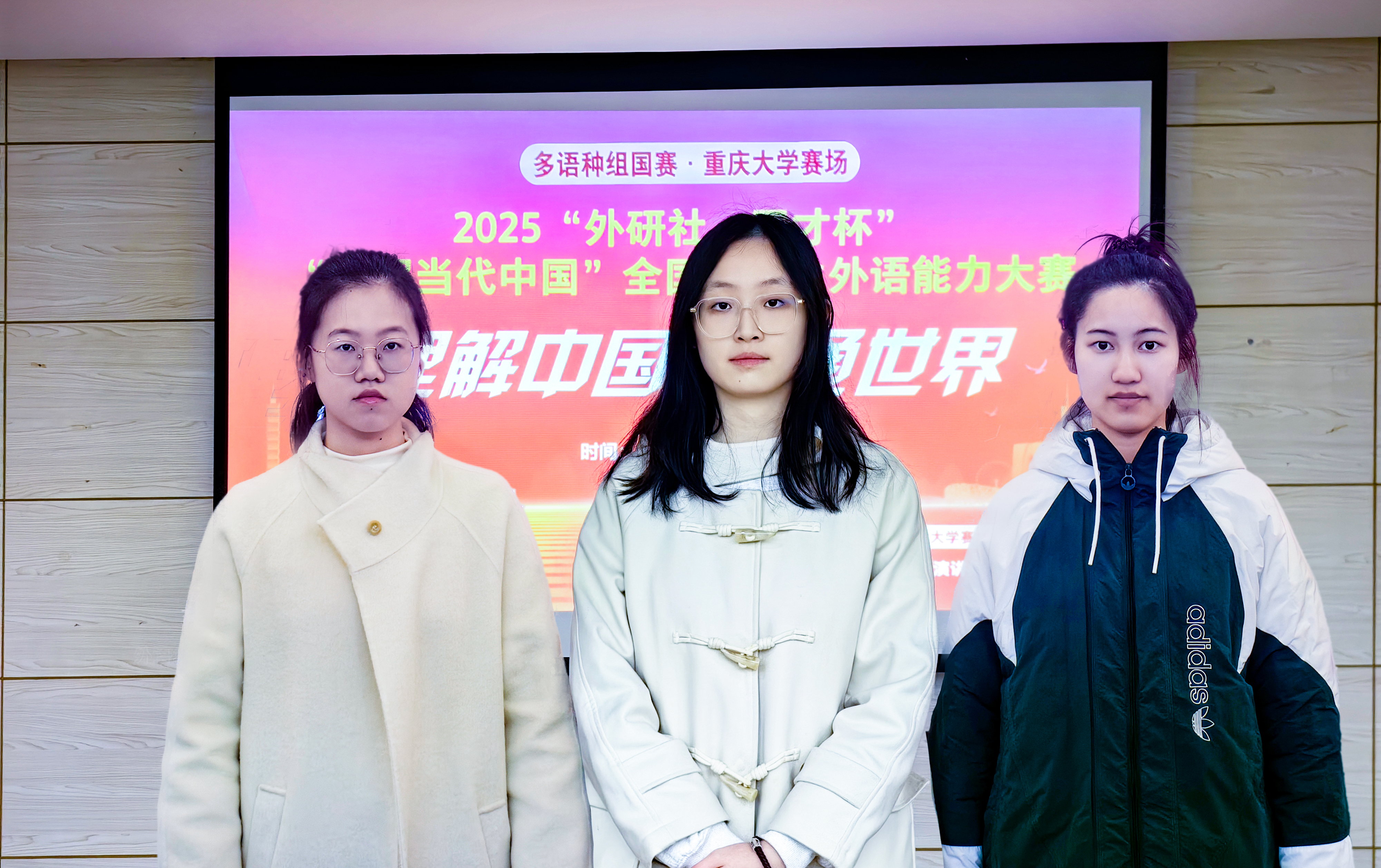 多语种合影.jpg