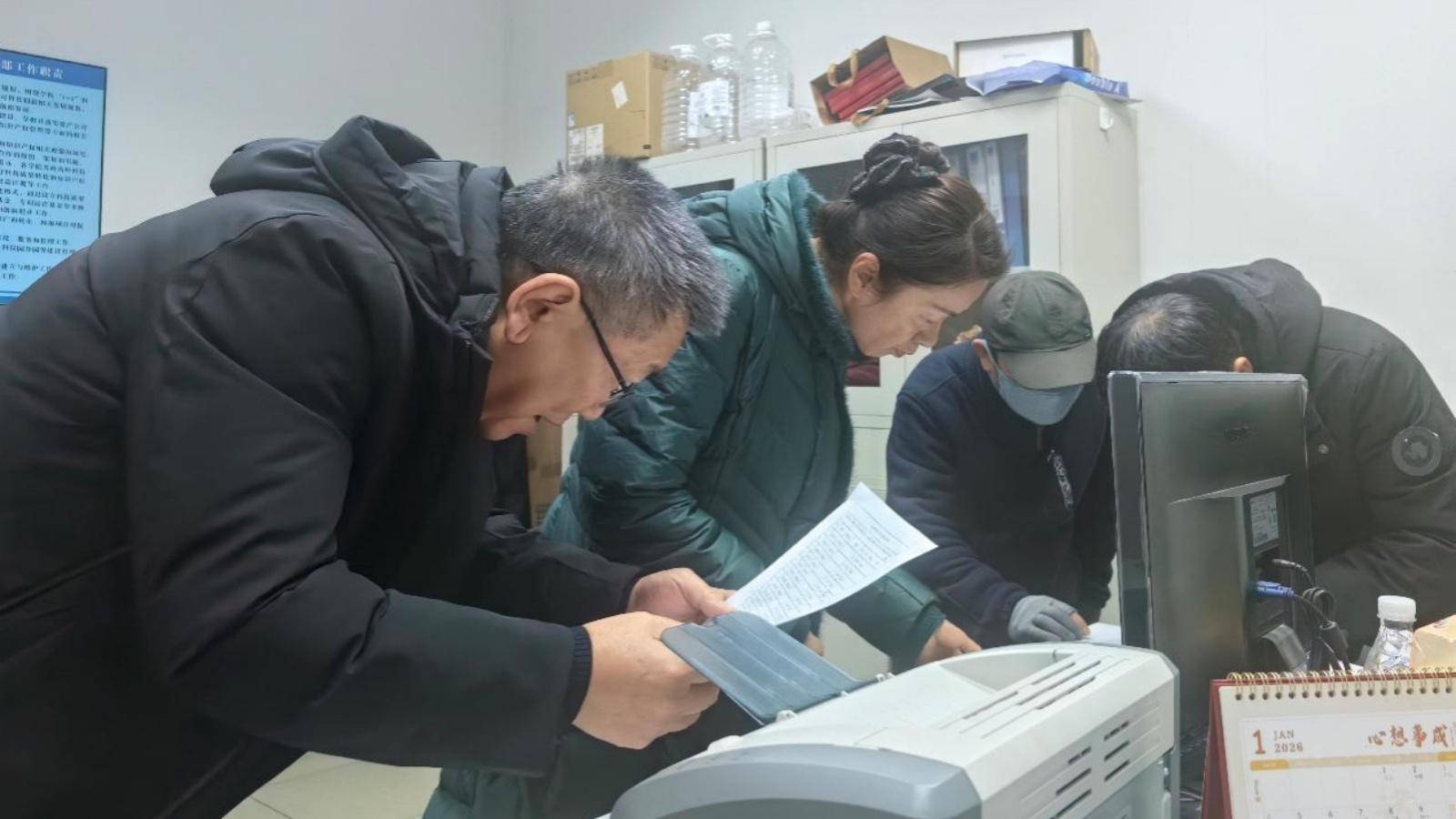 20260127资产公司开展元旦春节退休职工“送温暖”慰问活动01-1.jpg