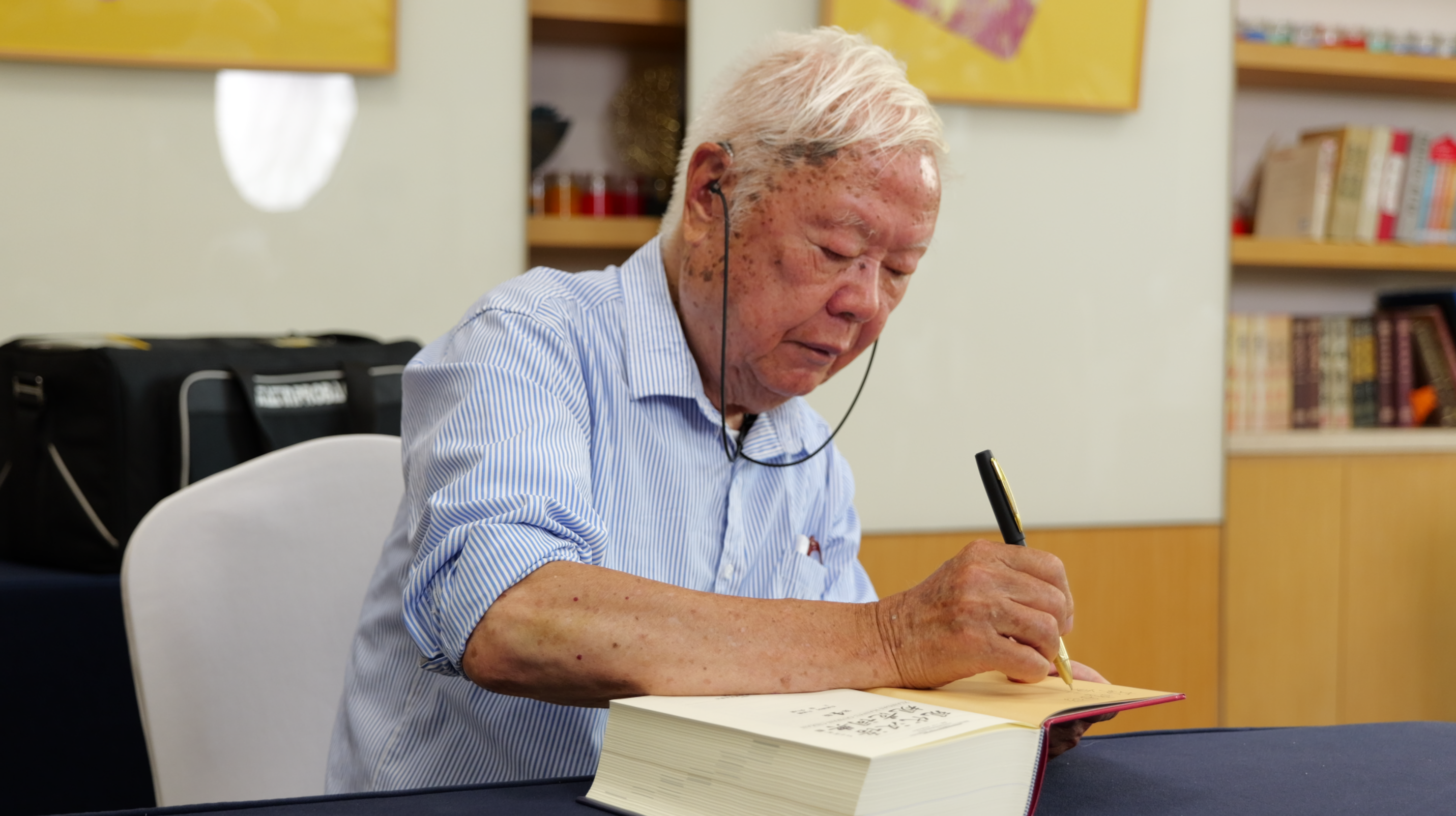 1769567824752168.png 李行健向母校重庆大学赠送辞书并题写赠言.png