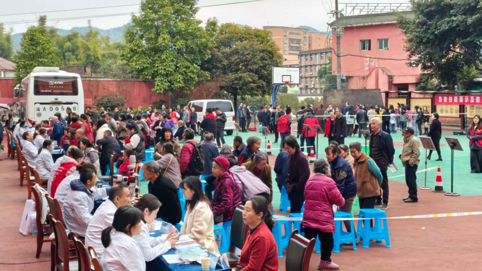 20260306科苑酒店公司牵线搭桥以校地联动义诊赋能乡村振兴02-1.jpg