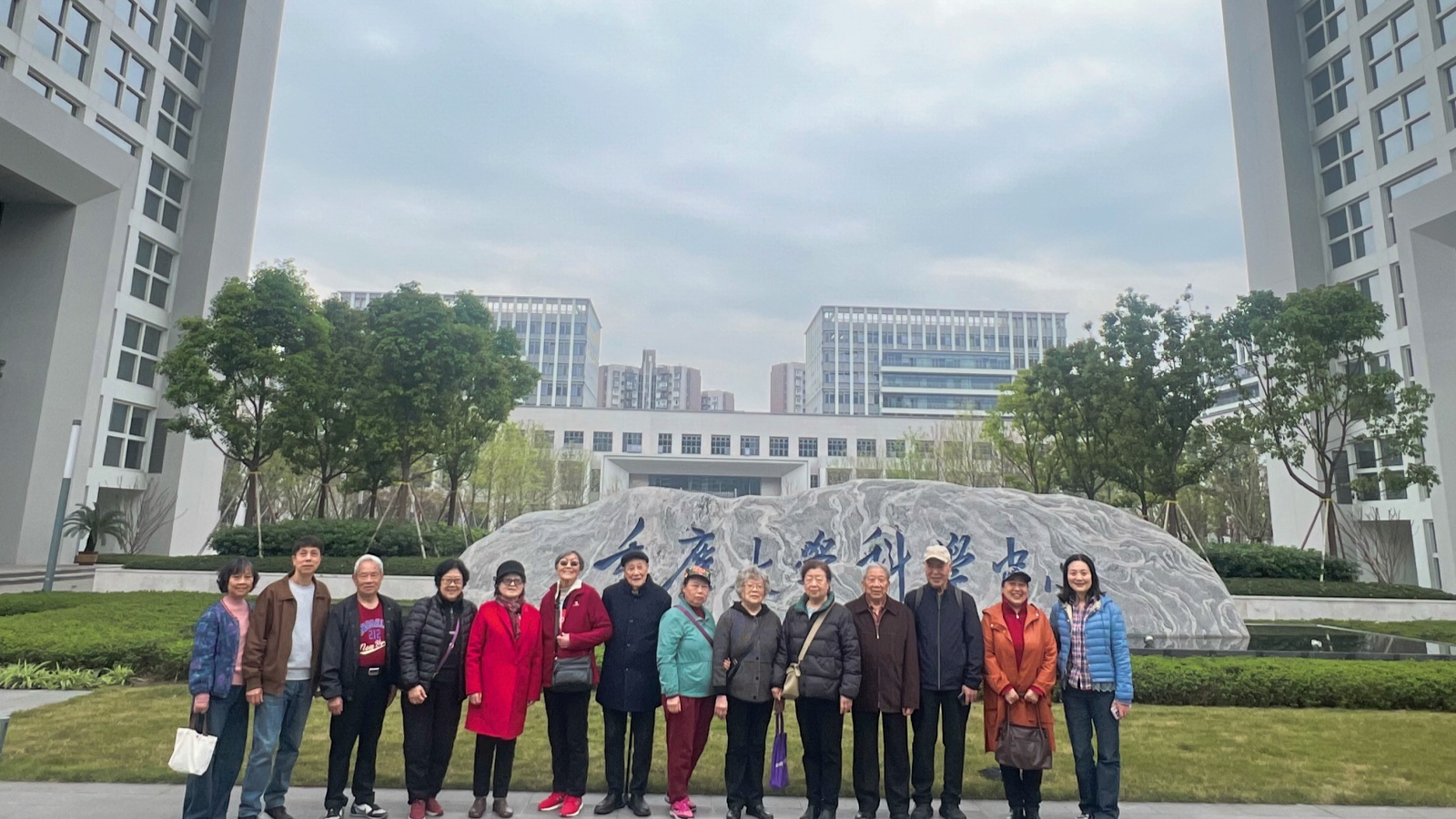 1774604995815075.jpg 离退休处退休人员参观学习活动_副本.jpg