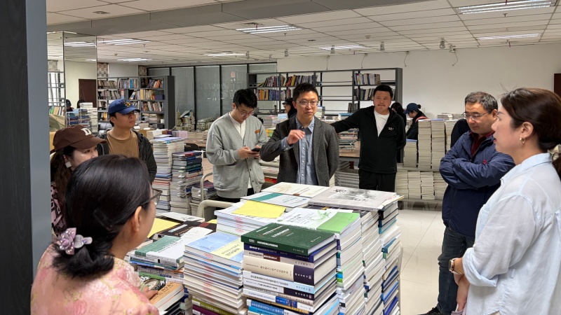 四川美院参观图2_副本.jpg