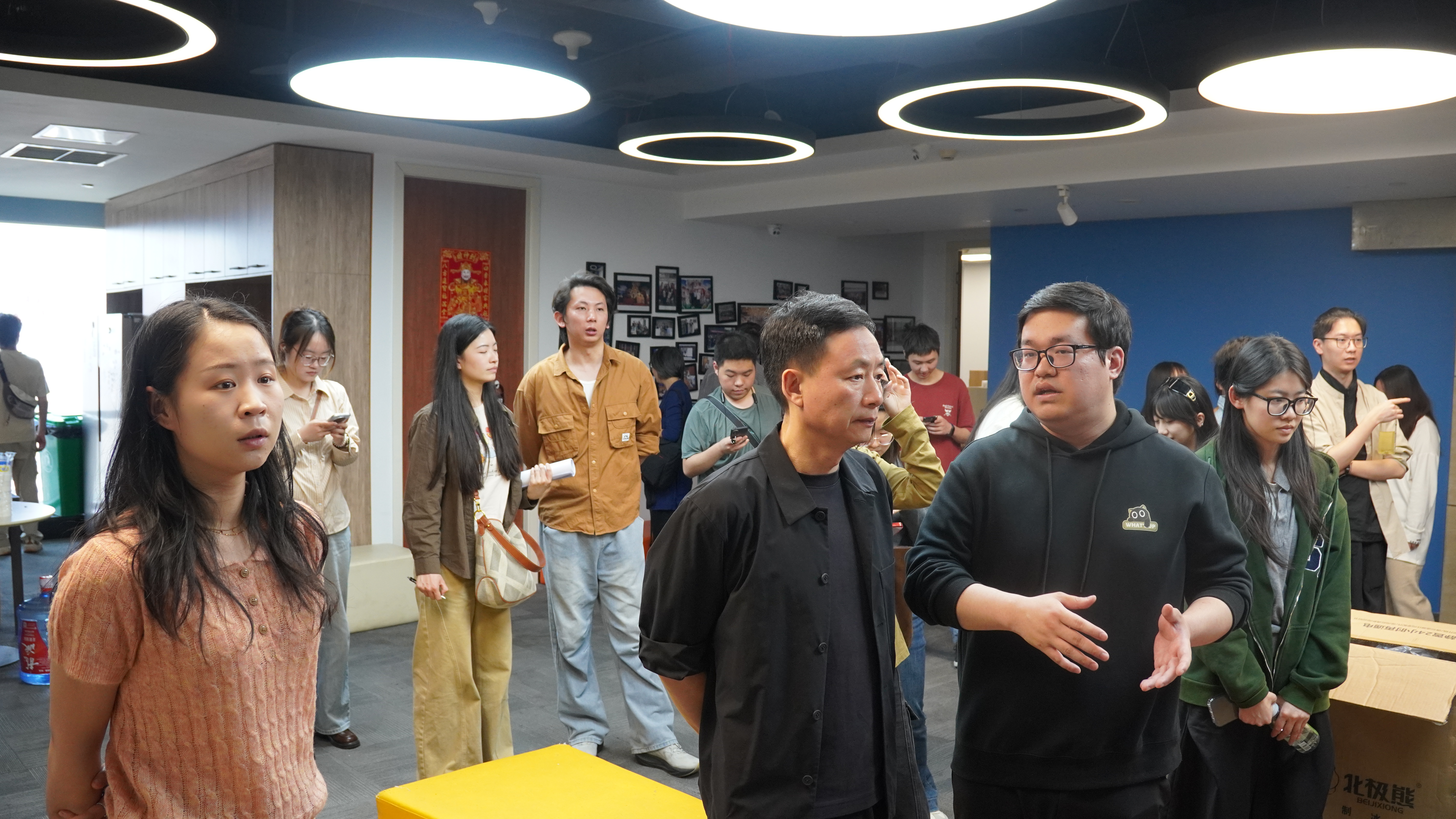 5、公司参观05葛毛毛书记.JPG