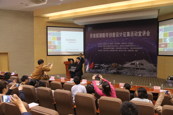 5、刘彤杰代表大赛主办方向重庆大学图书馆赠送资料.JPG