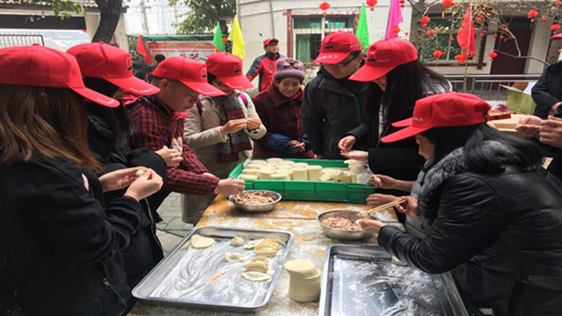 外国语学院志愿者在敬老院与老人们一起包饺子庆新年.png