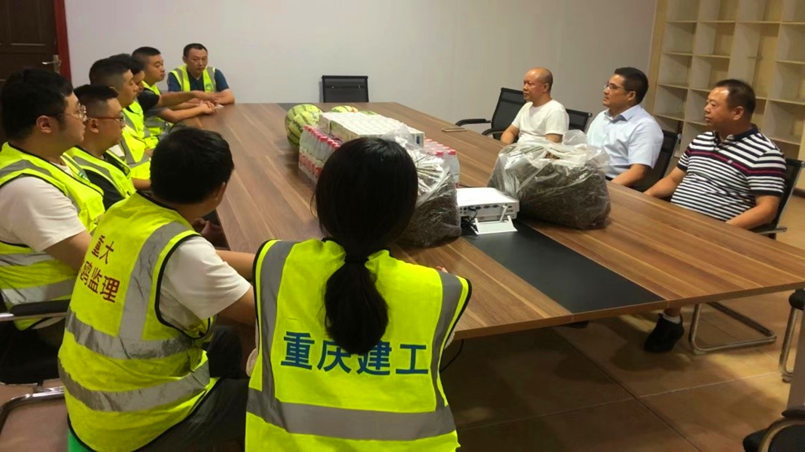 重庆学苑（重大）房地产公司开展高温慰问送清凉活动