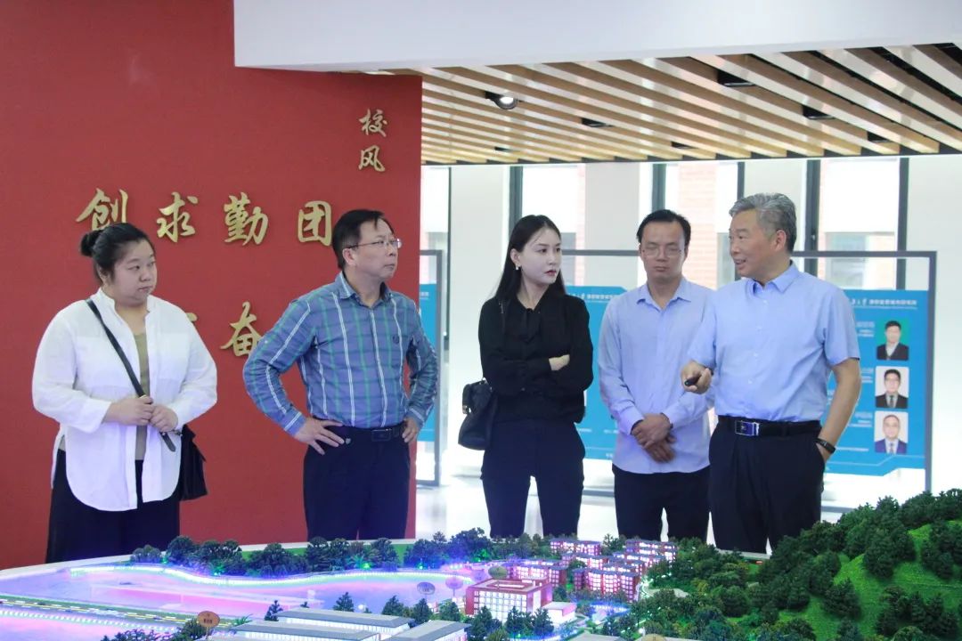 蒙纳士大学副校长兼苏州校区校长余艾冰一行到重庆大学溧阳智慧城市研究院考察交流