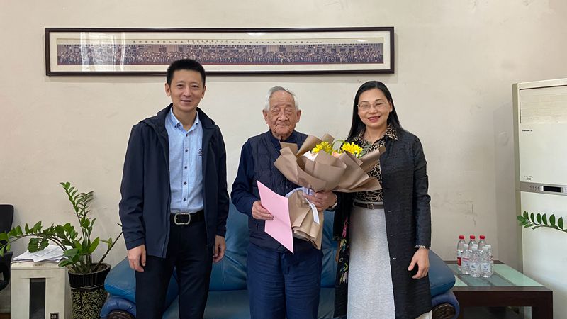 校工会走访慰问学校全国劳模