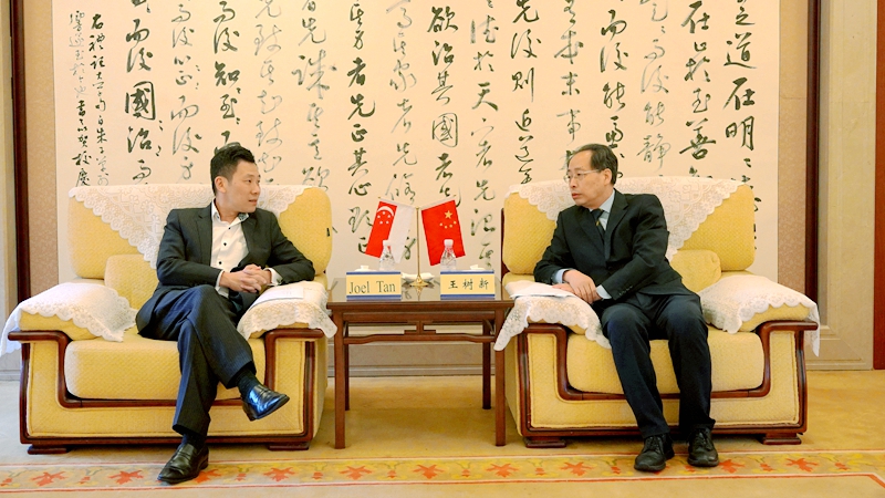 新加坡驻成都总领事陈知恩先生一行访问重庆大学