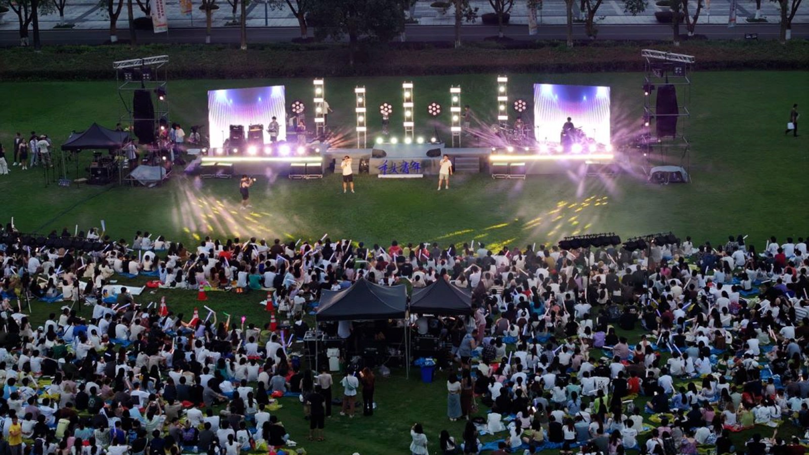 重庆大学举办2024年“即兴青春”草坪音乐节