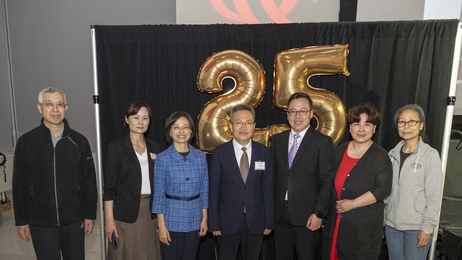 重庆大学代表团与部分毕业生家长合影_副本.jpg