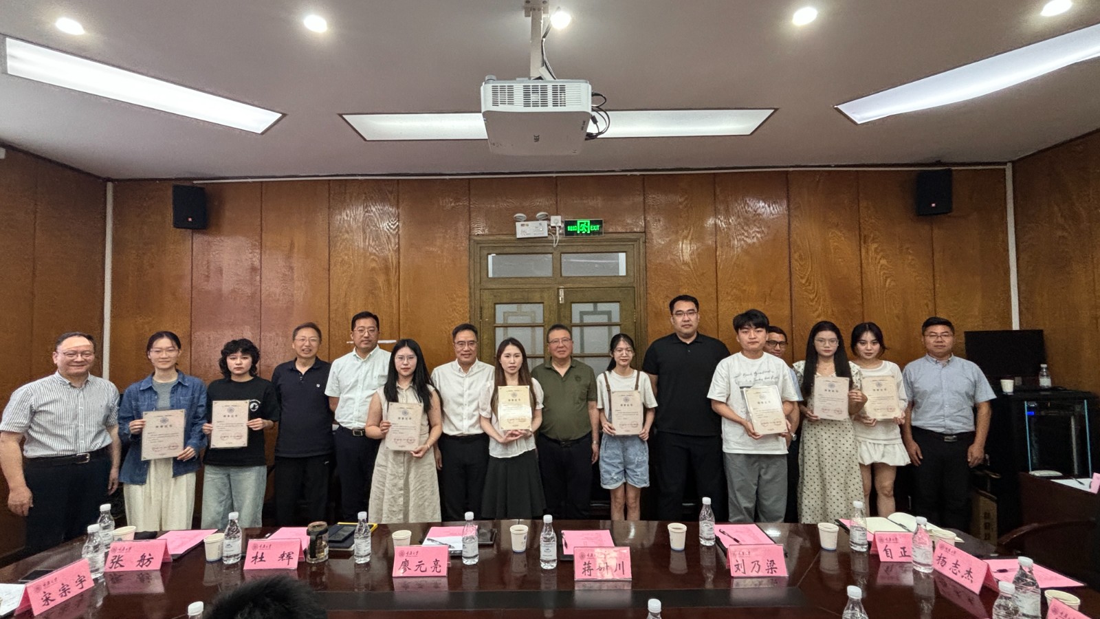 向获奖同学颁发证书.jpg