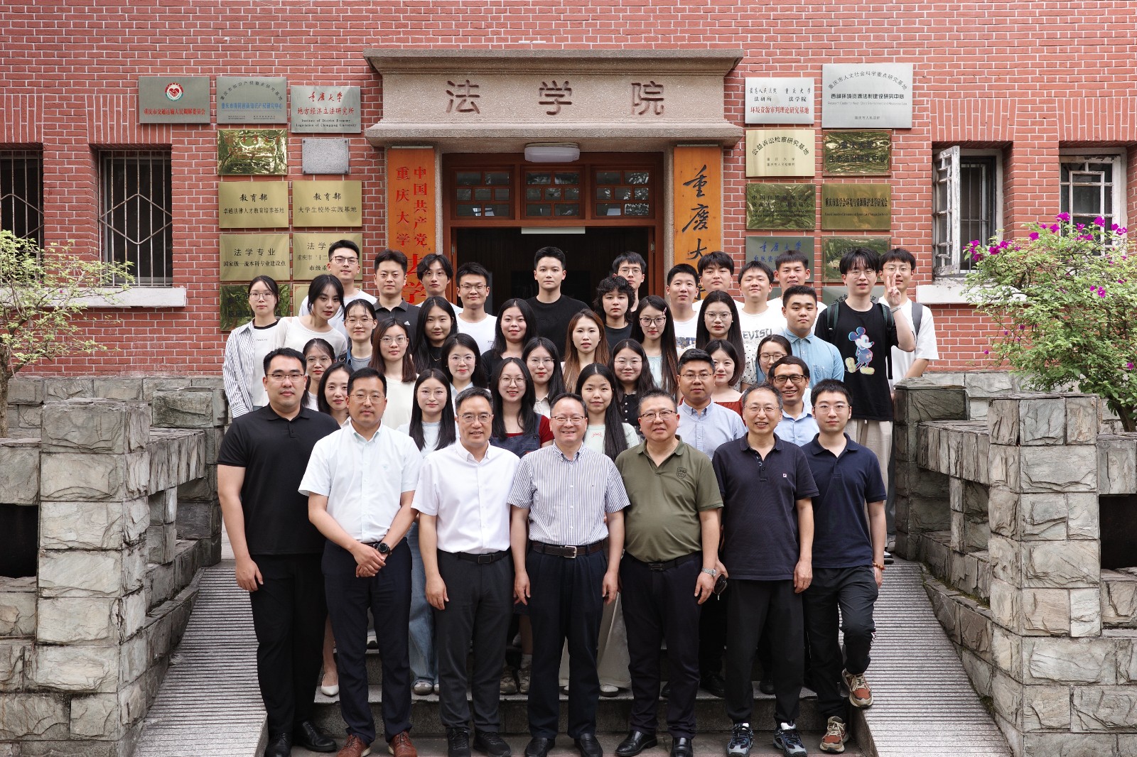 出席颁奖仪式全体师生合影.JPG