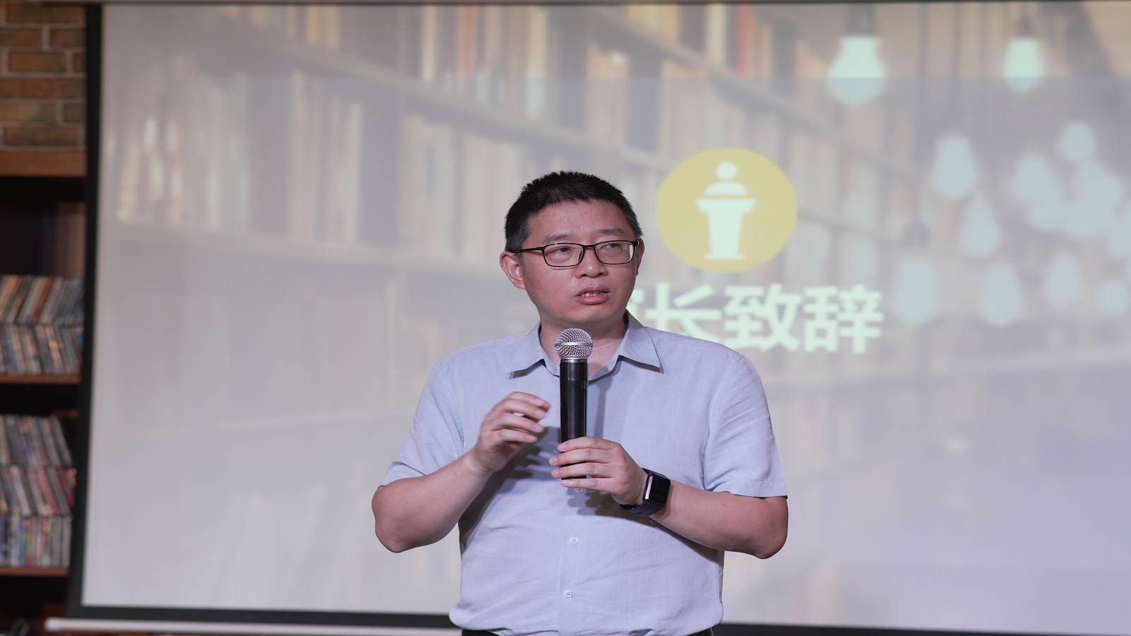 馆长致辞.jpg