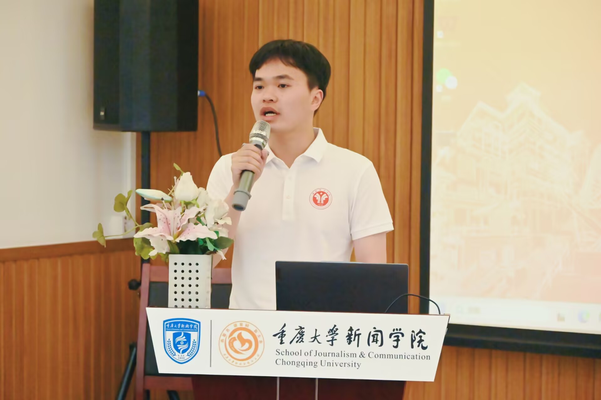 邓伊鸿演讲.JPG