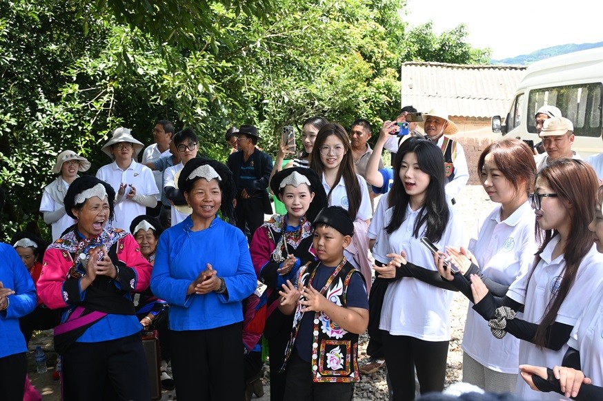 图为服务团成员和彝族村民合唱《我和我的祖国》.JPG